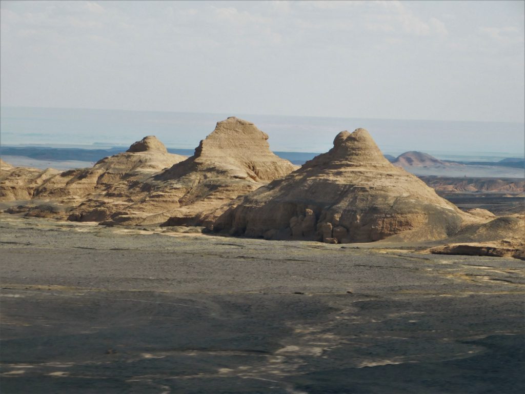 新疆ウィグル自治区・蘭州から烏魯木斉へ／烏魯木斉 ジュンガル盆地／砂漠の道 カナスへの玄関、布爾津／阿勒泰の深緑の谷の写真　烏魯木斉（ウルムチ）からカナスへ-2