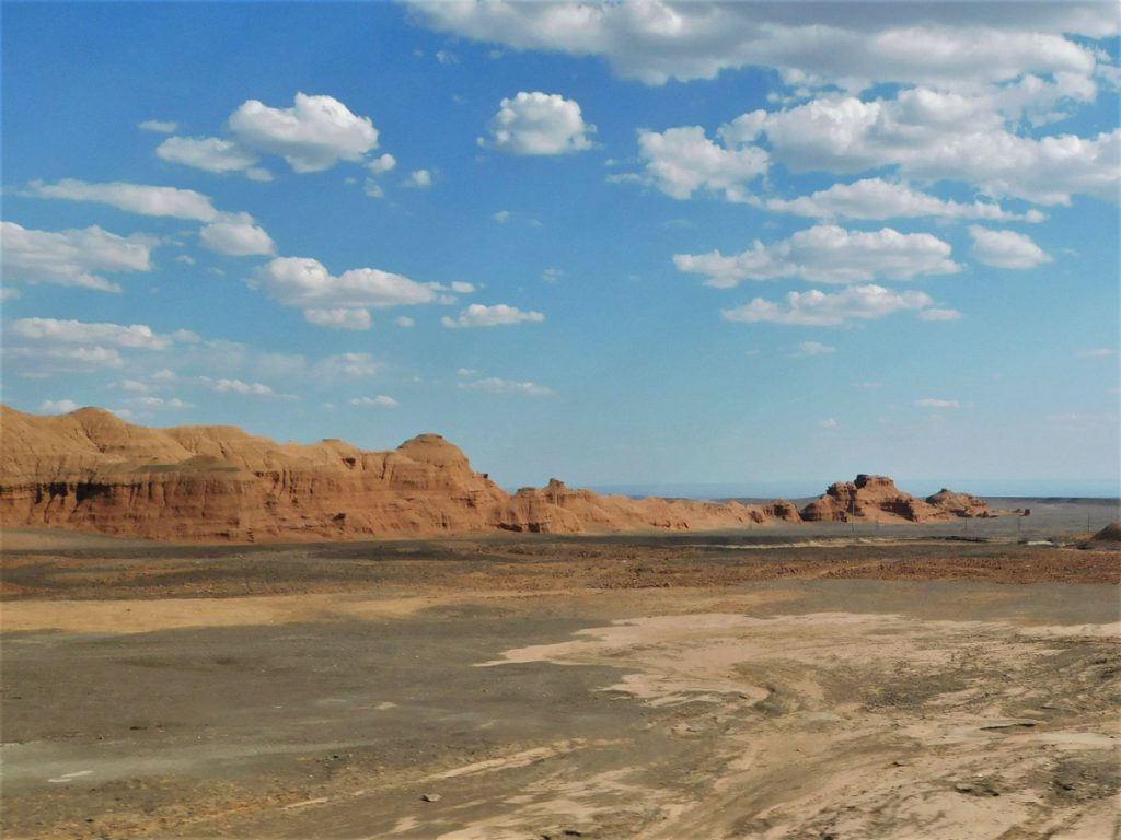 新疆ウィグル自治区・蘭州から烏魯木斉へ／烏魯木斉 ジュンガル盆地／砂漠の道 カナスへの玄関、布爾津／阿勒泰の深緑の谷の写真　烏魯木斉（ウルムチ）からカナスへ-3