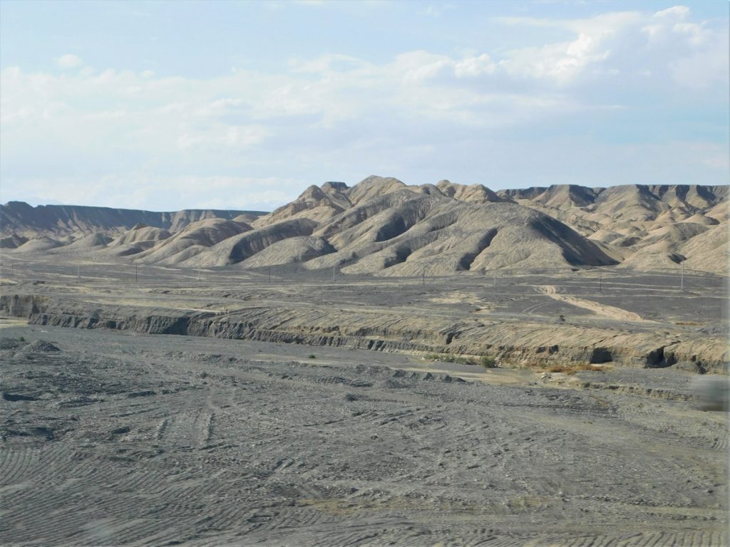 新疆ウィグル自治区・蘭州から烏魯木斉へ／烏魯木斉 ジュンガル盆地／砂漠の道 カナスへの玄関、布爾津／阿勒泰の深緑の谷の写真　烏魯木斉（ウルムチ）からカナスへ-4