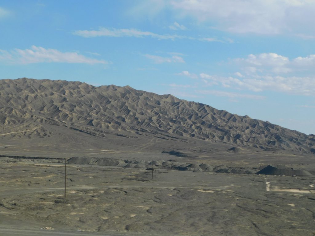 新疆ウィグル自治区・蘭州から烏魯木斉へ／烏魯木斉 ジュンガル盆地／砂漠の道 カナスへの玄関、布爾津／阿勒泰の深緑の谷の写真　烏魯木斉（ウルムチ）からカナスへ-5