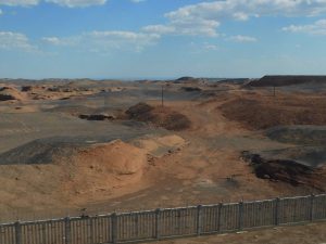 新疆ウィグル自治区・蘭州から烏魯木斉へ／烏魯木斉 ジュンガル盆地／砂漠の道 カナスへの玄関、布爾津／阿勒泰の深緑の谷の写真　烏魯木斉（ウルムチ）からカナスへ-6