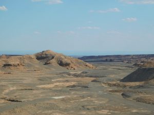 新疆ウィグル自治区・蘭州から烏魯木斉へ／烏魯木斉 ジュンガル盆地／砂漠の道 カナスへの玄関、布爾津／阿勒泰の深緑の谷の写真　烏魯木斉（ウルムチ）からカナスへ-7