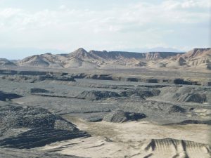 新疆ウィグル自治区・蘭州から烏魯木斉へ／烏魯木斉 ジュンガル盆地／砂漠の道 カナスへの玄関、布爾津／阿勒泰の深緑の谷の写真　烏魯木斉（ウルムチ）からカナスへ-9