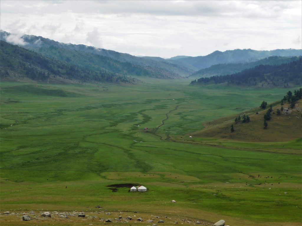 新疆ウィグル自治区・蘭州から烏魯木斉へ 烏魯木斉 ジュンガル盆地 砂漠の道 カナスへの玄関、布爾津 阿勒泰の深緑の谷の写真　烏魯木斉（ウルムチ）からカナスへ6-1