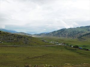 新疆ウィグル自治区・蘭州から烏魯木斉へ 烏魯木斉 ジュンガル盆地 砂漠の道 カナスへの玄関、布爾津 阿勒泰の深緑の谷の写真　烏魯木斉（ウルムチ）からカナスへ6-10