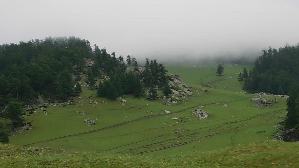 新疆ウィグル自治区・蘭州から烏魯木斉へ 烏魯木斉 ジュンガル盆地 砂漠の道 カナスへの玄関、布爾津 阿勒泰の深緑の谷の写真　烏魯木斉（ウルムチ）からカナスへ6-3
