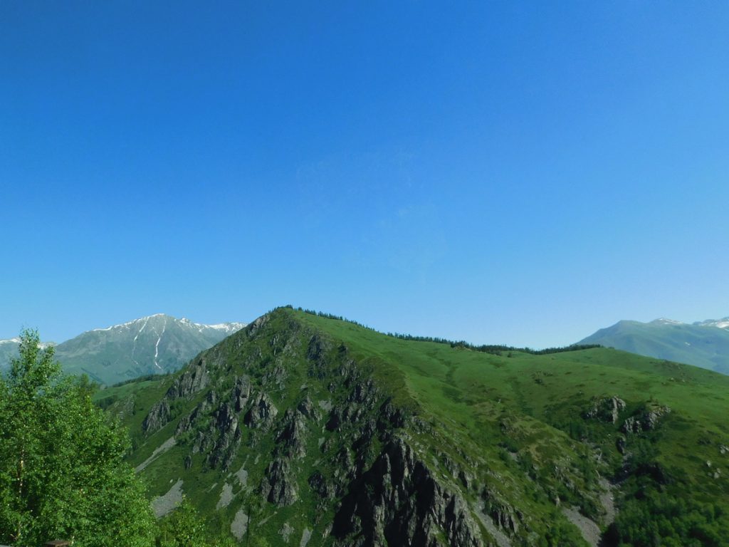 新疆ウィグル自治区・蘭州から烏魯木斉へ 烏魯木斉 ジュンガル盆地 砂漠の道 カナスへの玄関、布爾津 阿勒泰の深緑の谷の写真　烏魯木斉（ウルムチ）からカナスへ6-4