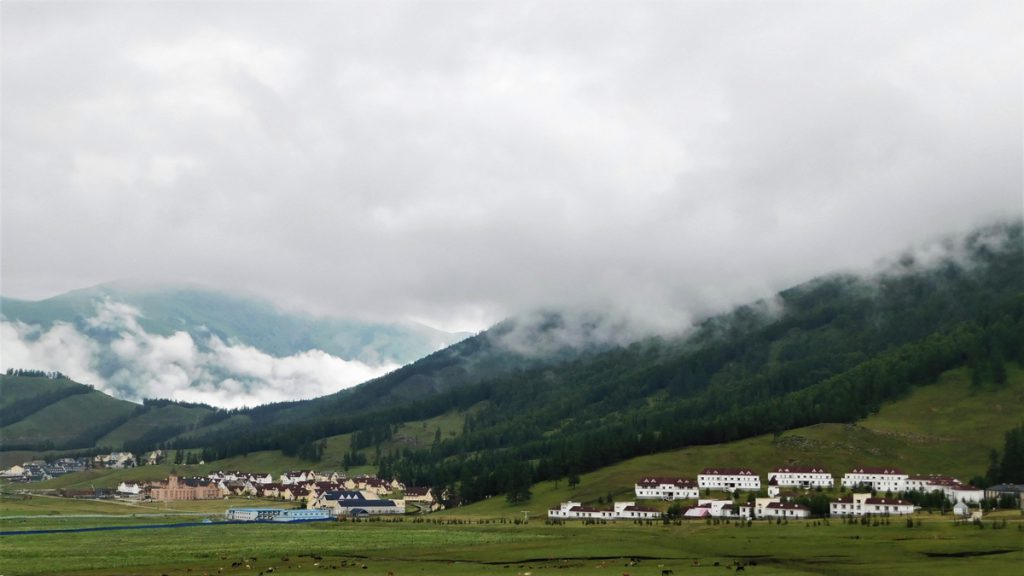 新疆ウィグル自治区・蘭州から烏魯木斉へ 烏魯木斉 ジュンガル盆地 砂漠の道 カナスへの玄関、布爾津 阿勒泰の深緑の谷の写真　烏魯木斉（ウルムチ）からカナスへ6-5