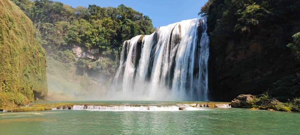 貴州省・黄果樹瀑布／妥楽（トゥオル）村／瑶族の村の写真　カルスト峰の林と古銀杏の村、大瀑布-1