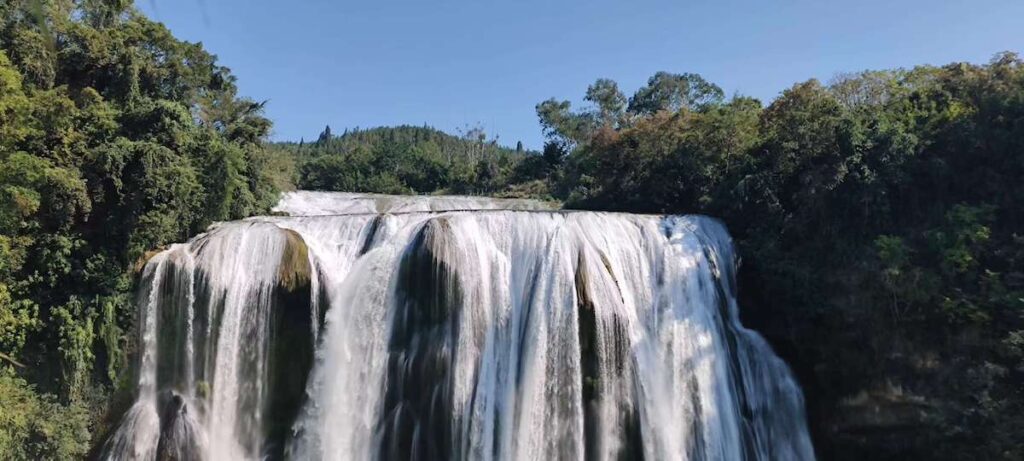 貴州省・黄果樹瀑布／妥楽（トゥオル）村／瑶族の村の写真　カルスト峰の林と古銀杏の村、大瀑布-2