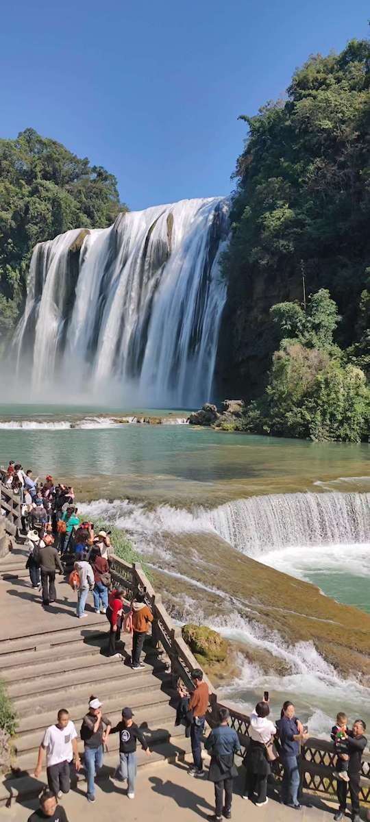 貴州省・黄果樹瀑布／妥楽（トゥオル）村／瑶族の村の写真　カルスト峰の林と古銀杏の村、大瀑布-4