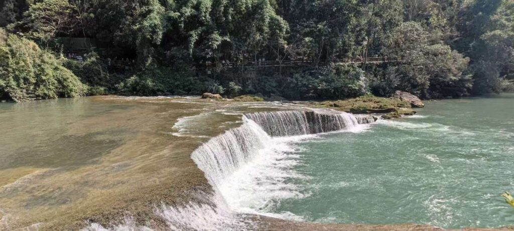 貴州省・黄果樹瀑布／妥楽（トゥオル）村／瑶族の村の写真　カルスト峰の林と古銀杏の村、大瀑布-5