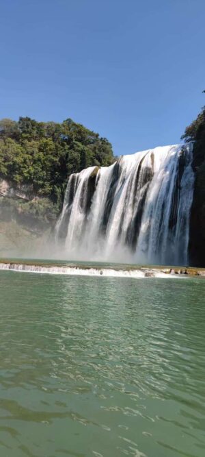 貴州省・黄果樹瀑布／妥楽（トゥオル）村／瑶族の村の写真　カルスト峰の林と古銀杏の村、大瀑布-6