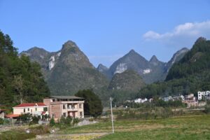 貴州省・黄果樹瀑布／妥楽（トゥオル）村／瑶族の村の写真　カルスト峰の林と古銀杏の村、大瀑布-7