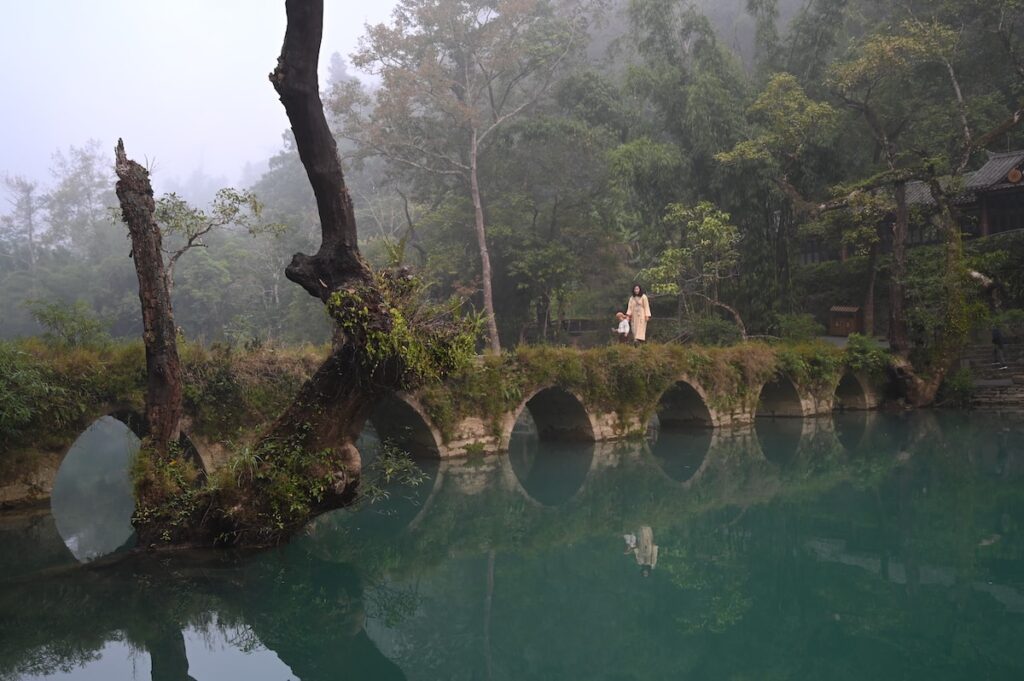 貴州省・茘波（リ－ポ）小七孔／西江千戸苗寨の写真　世界自然遺産の古橋と癒しの峡谷-1