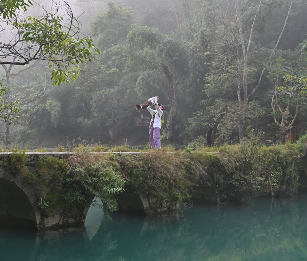 貴州省・茘波（リ－ポ）小七孔／西江千戸苗寨の写真　世界自然遺産の古橋と癒しの峡谷-2