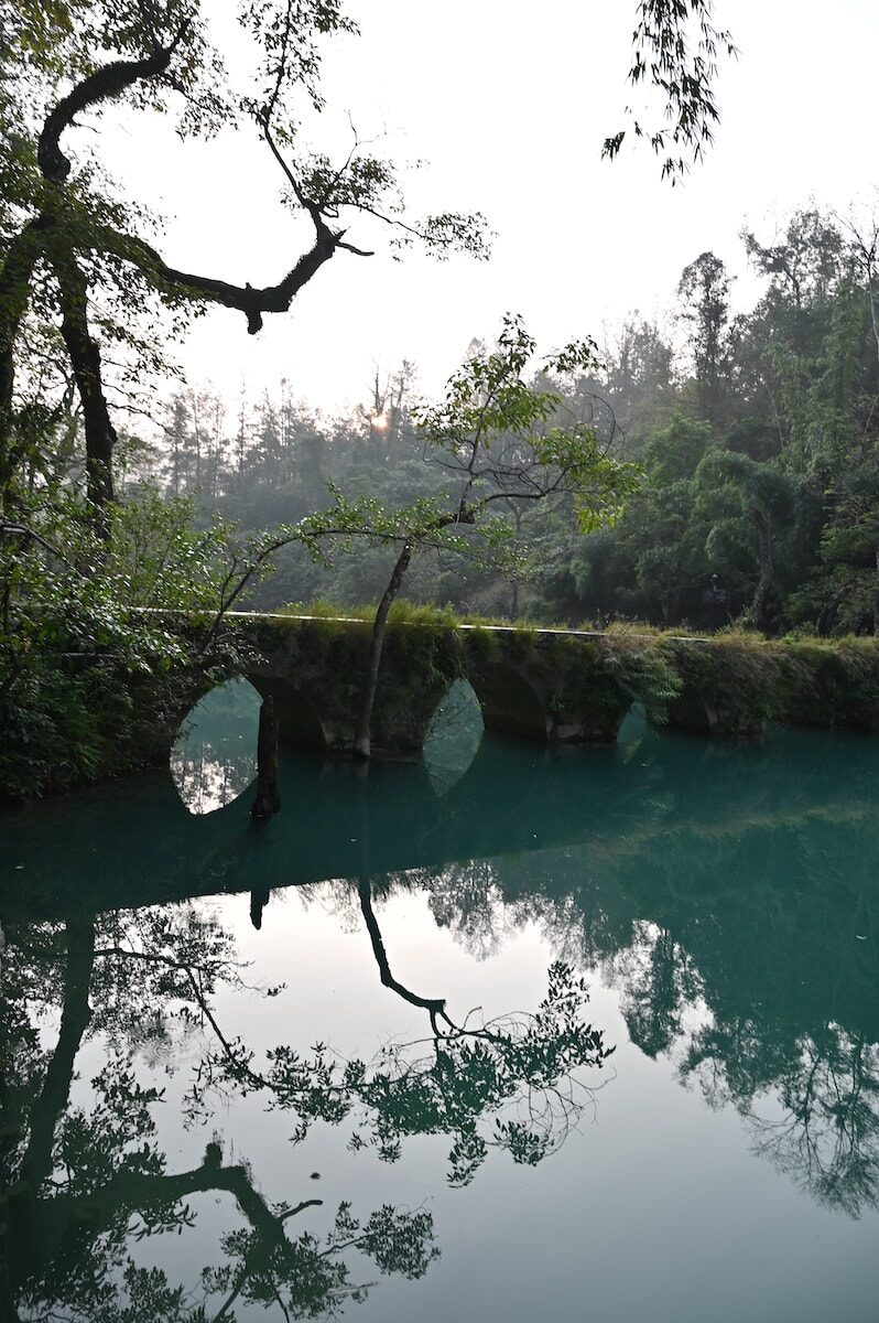 貴州省・茘波（リ－ポ）小七孔／西江千戸苗寨の写真　世界自然遺産の古橋と癒しの峡谷-3