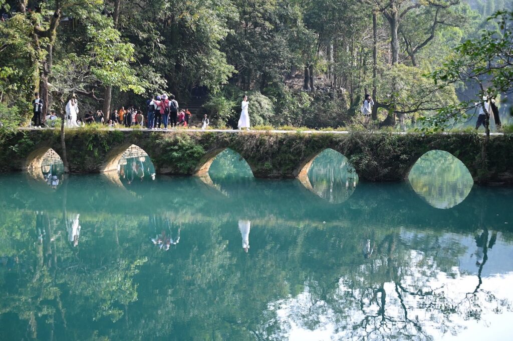 貴州省・茘波（リ－ポ）小七孔／西江千戸苗寨の写真　世界自然遺産の古橋と癒しの峡谷-4
