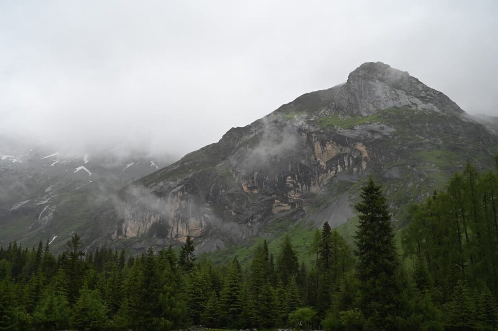 四川省・四姑娘山渓谷、中路蔵寨の写真　四姑娘山（スクニャン山）の渓谷を歩き中路蔵寨を訪ねる-2