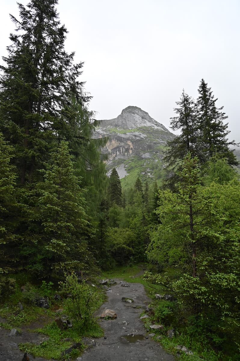四川省・四姑娘山渓谷、中路蔵寨の写真　四姑娘山（スクニャン山）の渓谷を歩き中路蔵寨を訪ねる-3