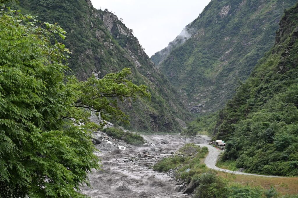 四川省・四姑娘山渓谷、中路蔵寨の写真　四姑娘山（スクニャン山）の渓谷を歩き中路蔵寨を訪ねる-5