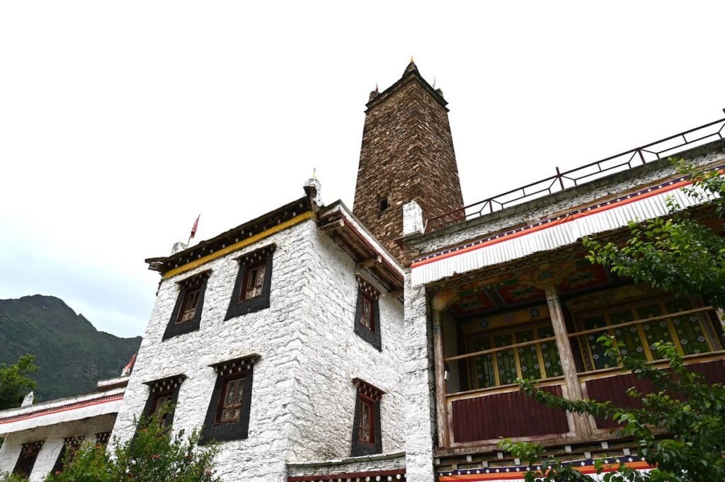 四川省・の写真　四姑娘山（スクニャン山）の渓谷を歩き中路蔵寨を訪ねる10-2