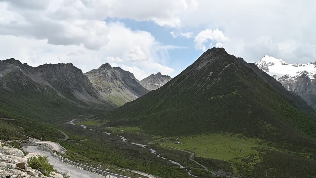 四川省・の写真　甲玉拉措と玉科草原からパンダとお茶の故郷へ2-1
