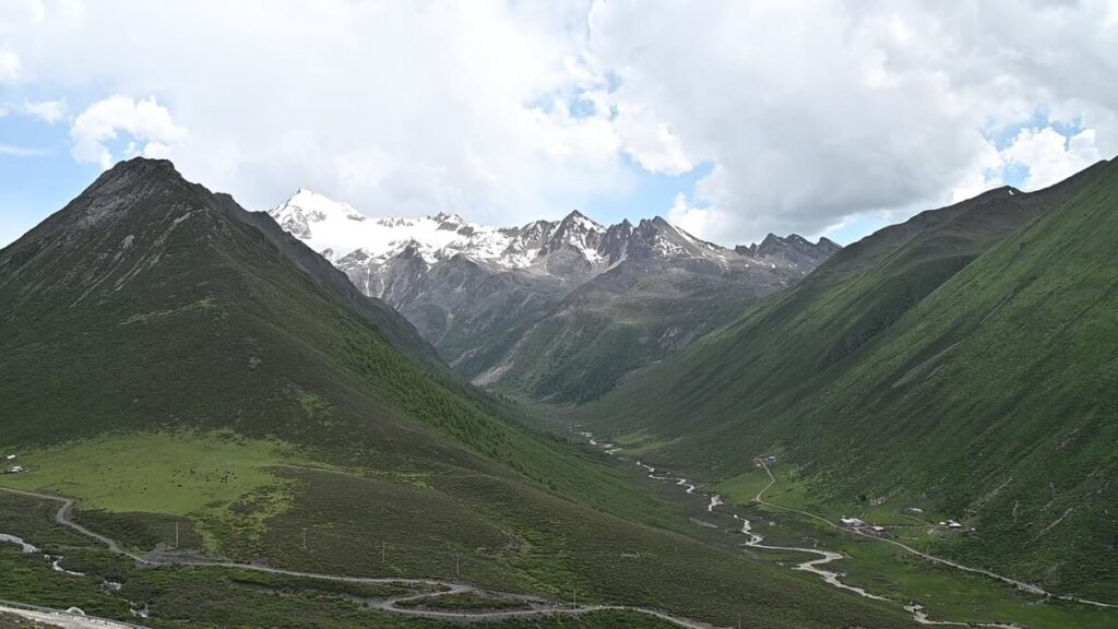 四川省・の写真　甲玉拉措と玉科草原からパンダとお茶の故郷へ2-2