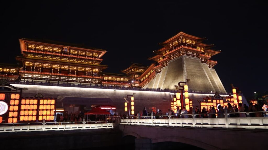 河南省・洛陽、龍門峡の写真　中原の都、洛陽應天門と牡丹-3