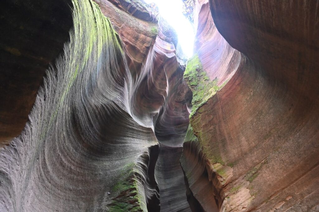 陝西省・甘泉大峡谷／延安の写真　岩と光の夢の回廊-1