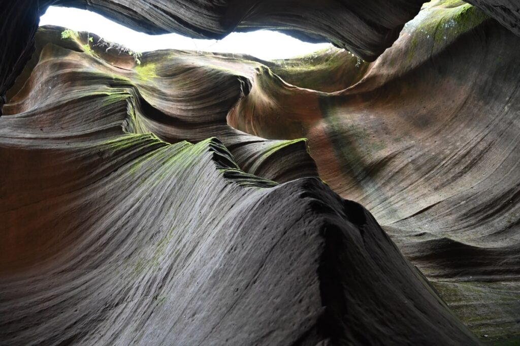 陝西省・甘泉大峡谷／延安の写真　岩と光の夢の回廊-2